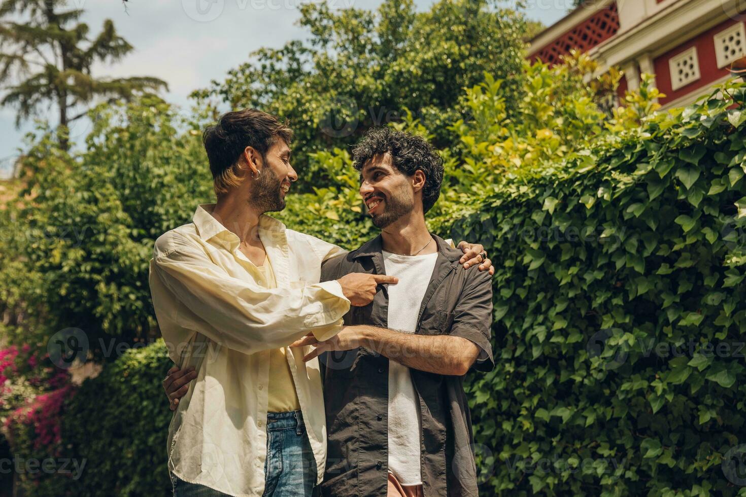 content gay couple embrasser dans le parc. lgbt gay couple concept. photo