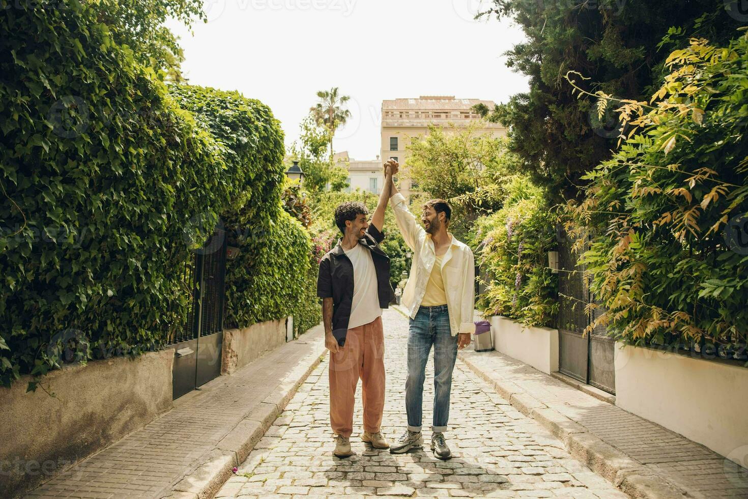 gay couple dans l'amour embrassement chaque autre en plein air. fermer portrait de une gay couple photo