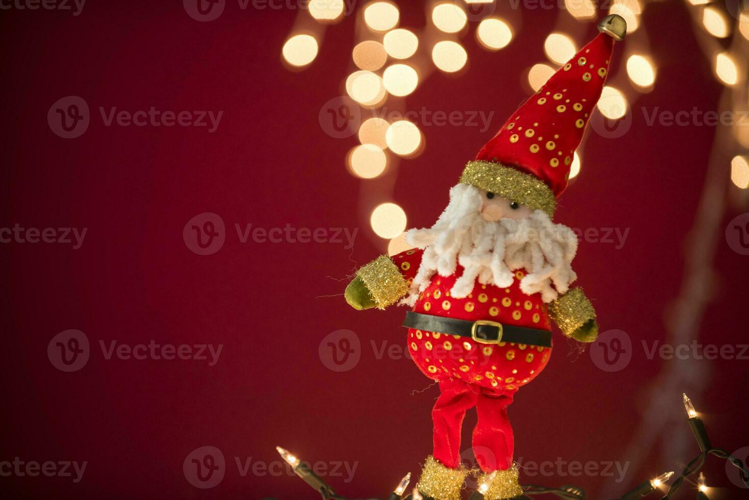 deux Père Noël claus et gnomes sur une rouge Contexte photo