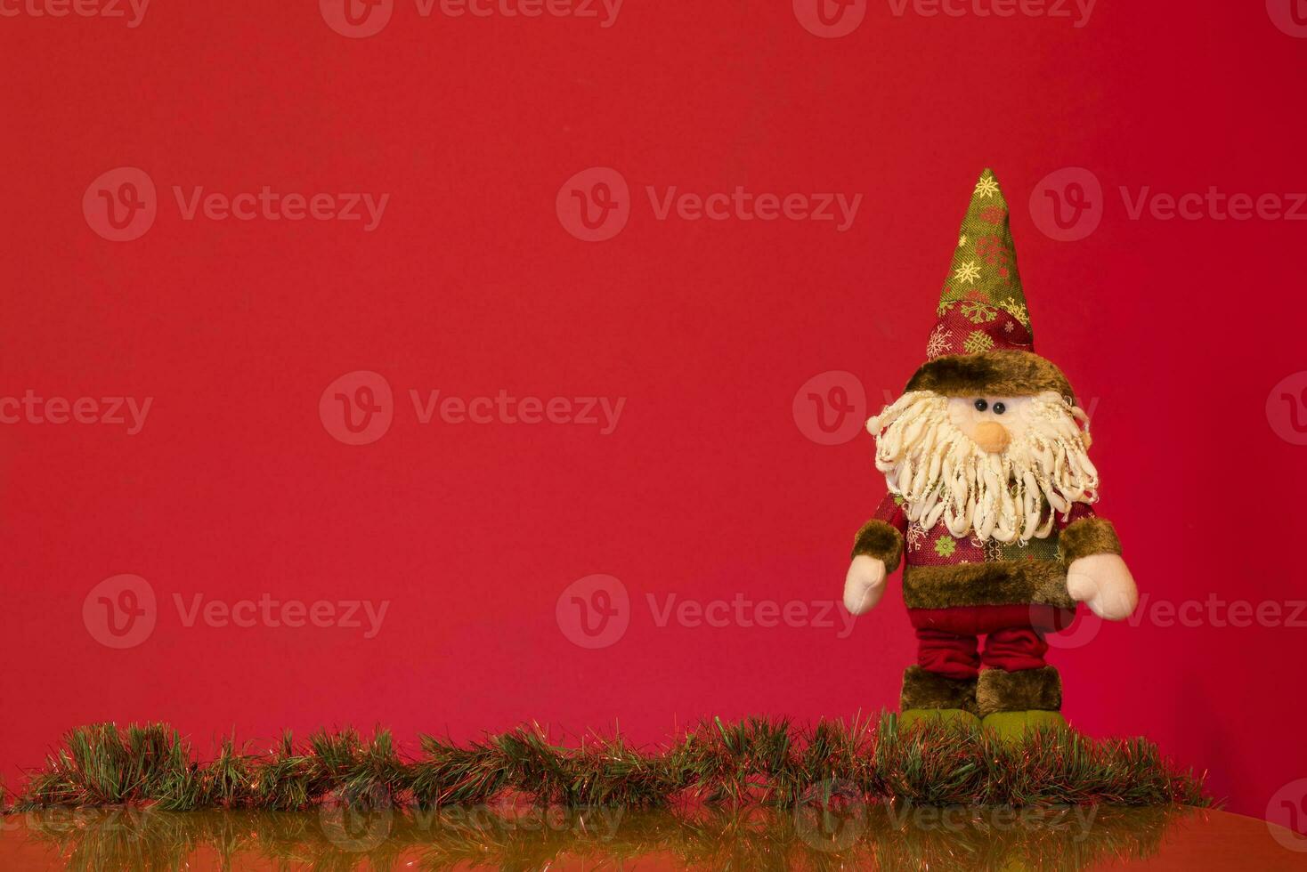 une Père Noël claus poupée avec une barbe et chapeau photo