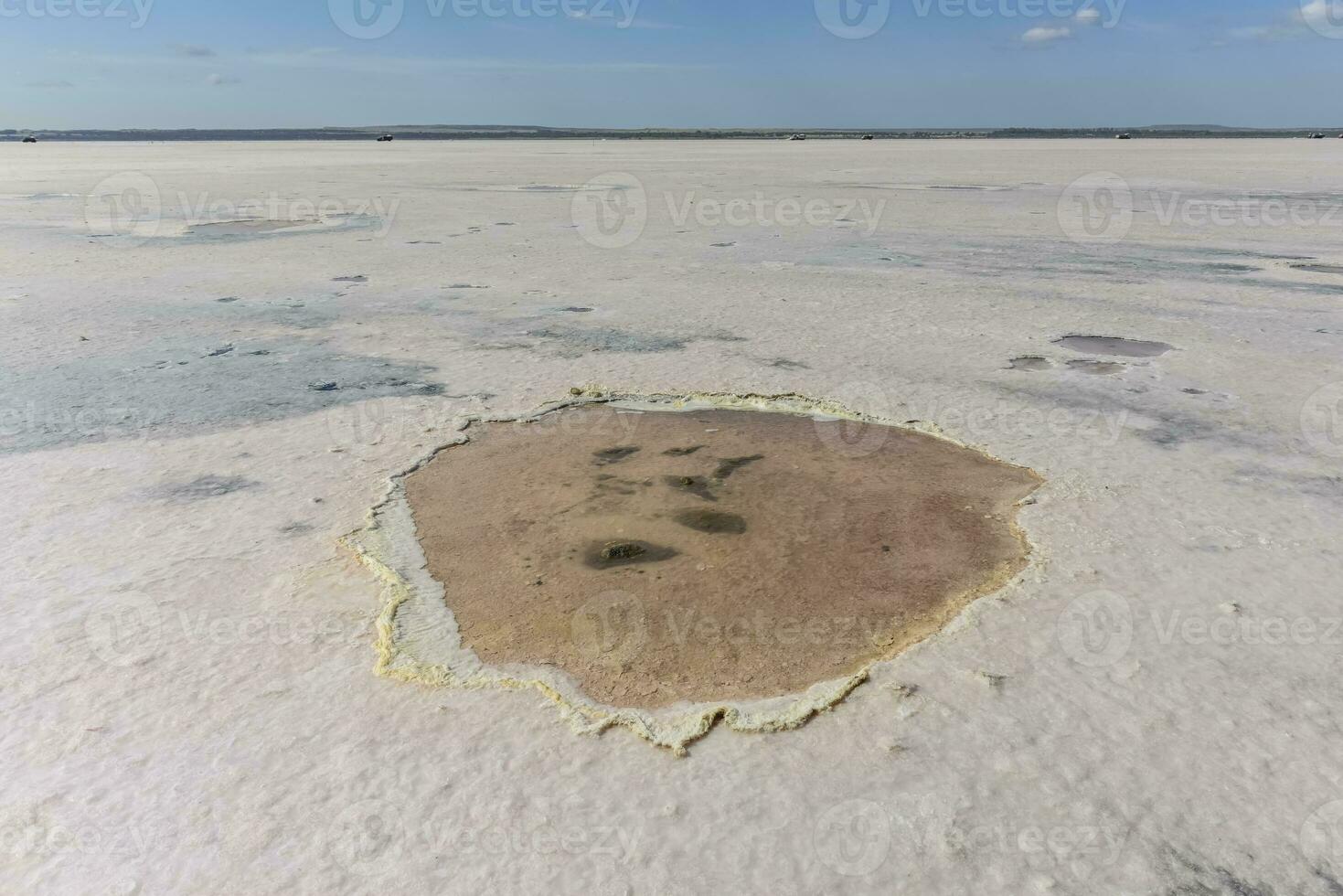 une grand zone de sel avec petit rochers photo