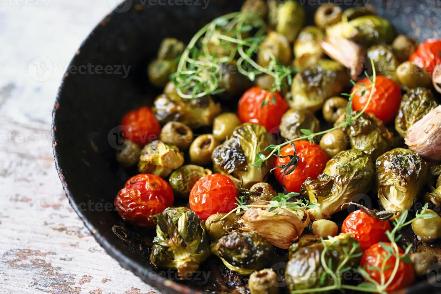 choux de bruxelles avec des légumes et des herbes dans une casserole photo