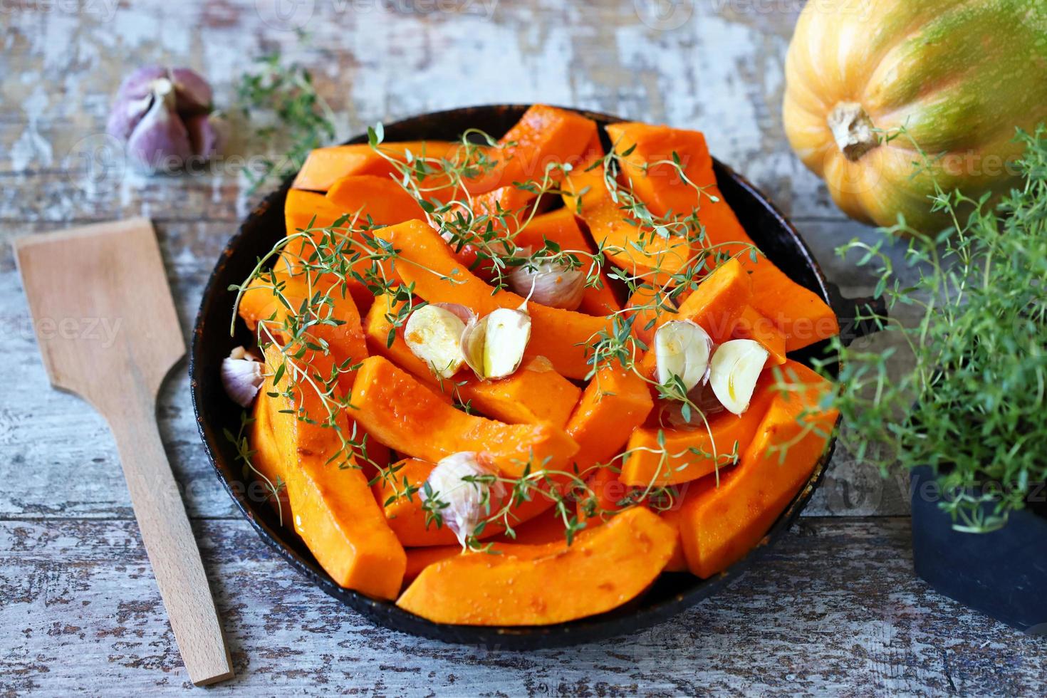 morceaux de citrouille dans une poêle avant la cuisson photo