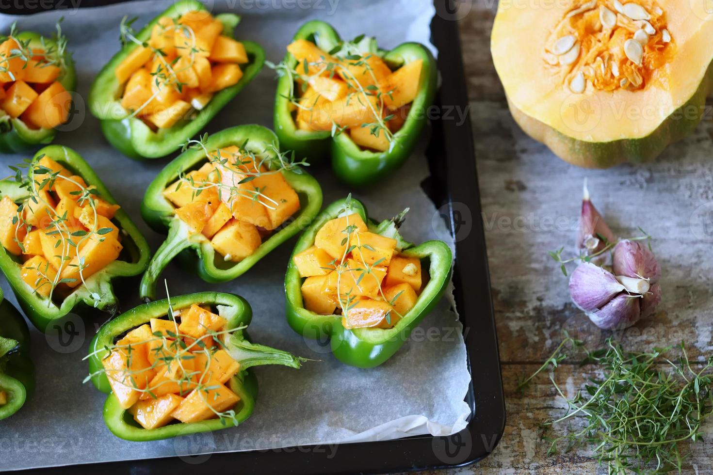 poivrons verts farcis aux morceaux de citrouille photo