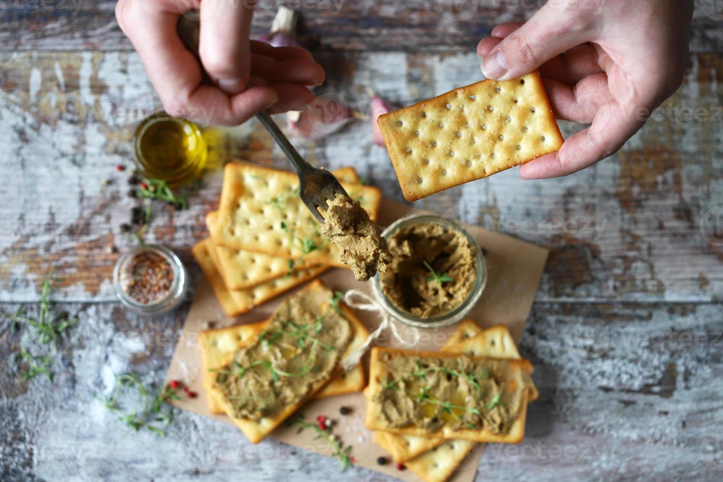 pâté de foie maison. délicieux pâté maison aux épices et herbes photo