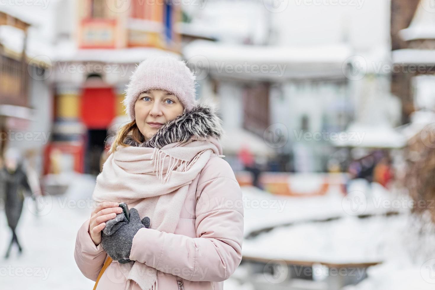 portrait d'une jeune femme en vêtements d'hiver chauds à l'extérieur lors d'un voyage. heure d'hiver, neige photo