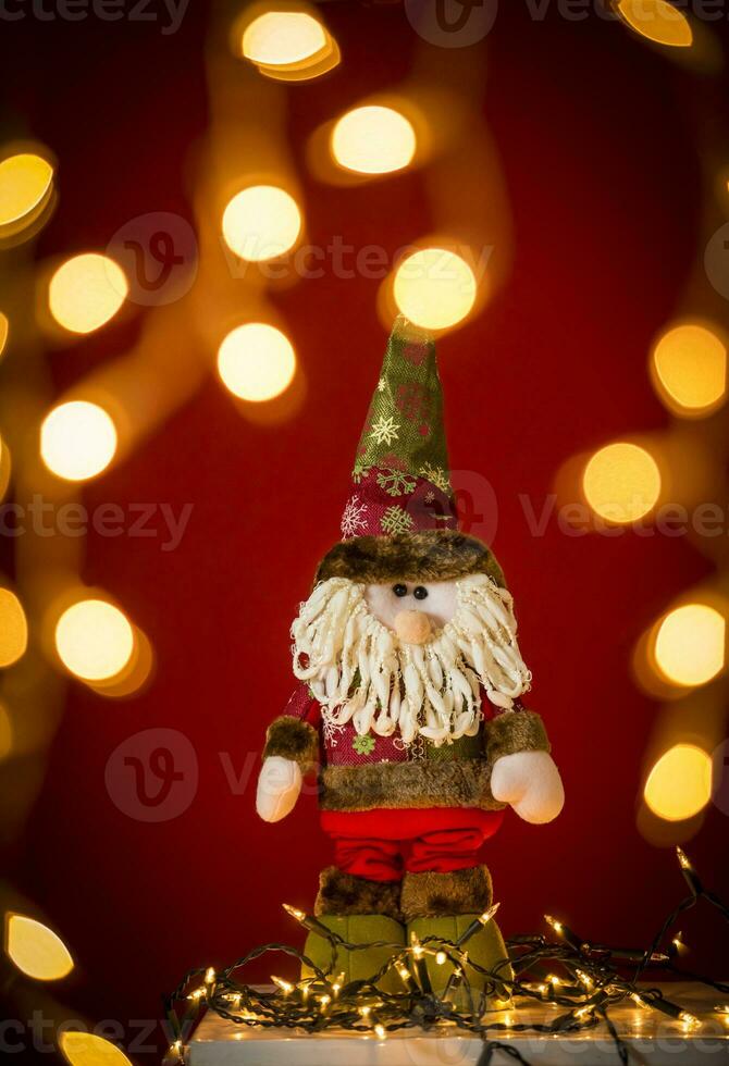 une Père Noël claus poupée avec une barbe et chapeau photo