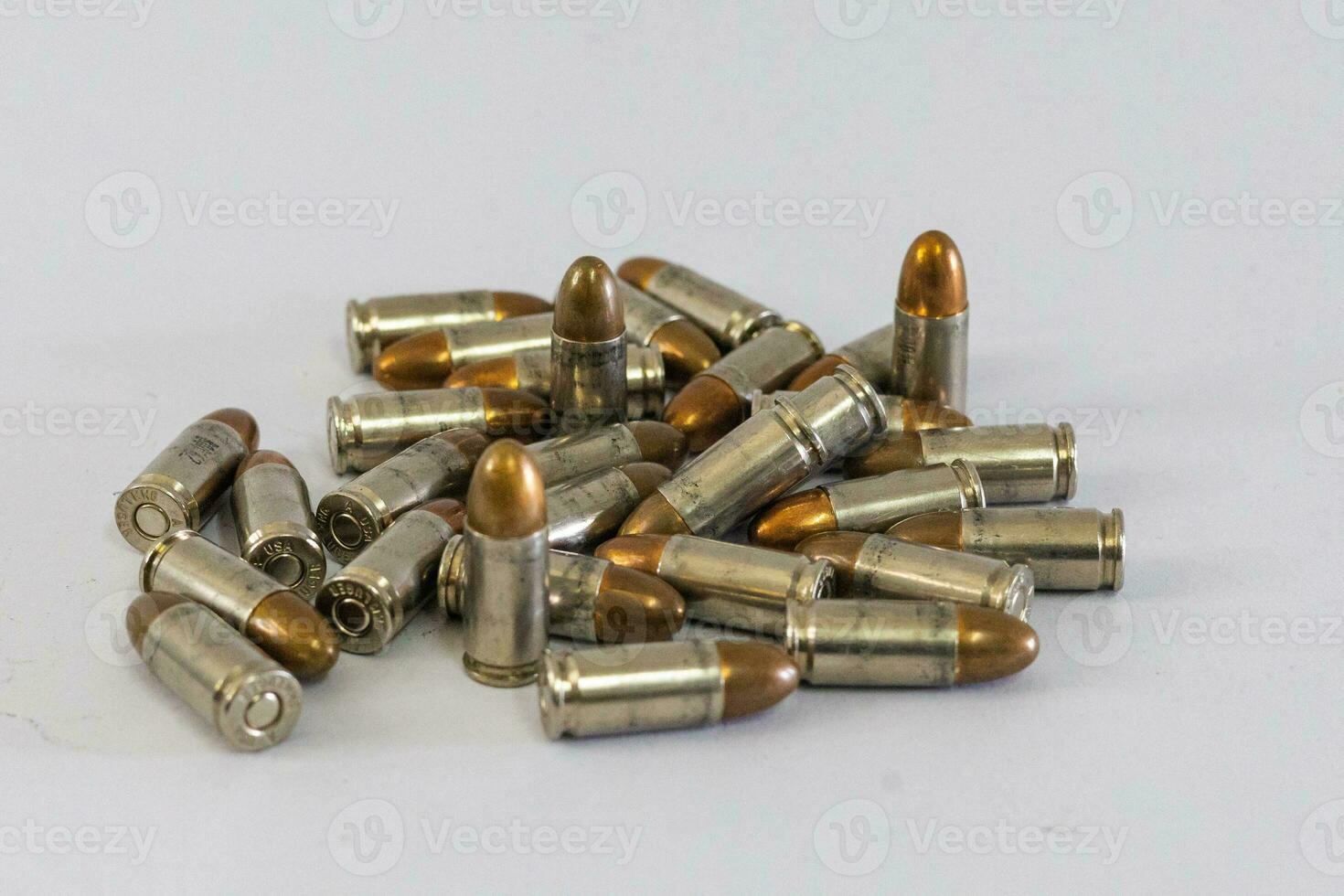 pile de d'or 9 mm pistolet balles sur une blanc Contexte photo