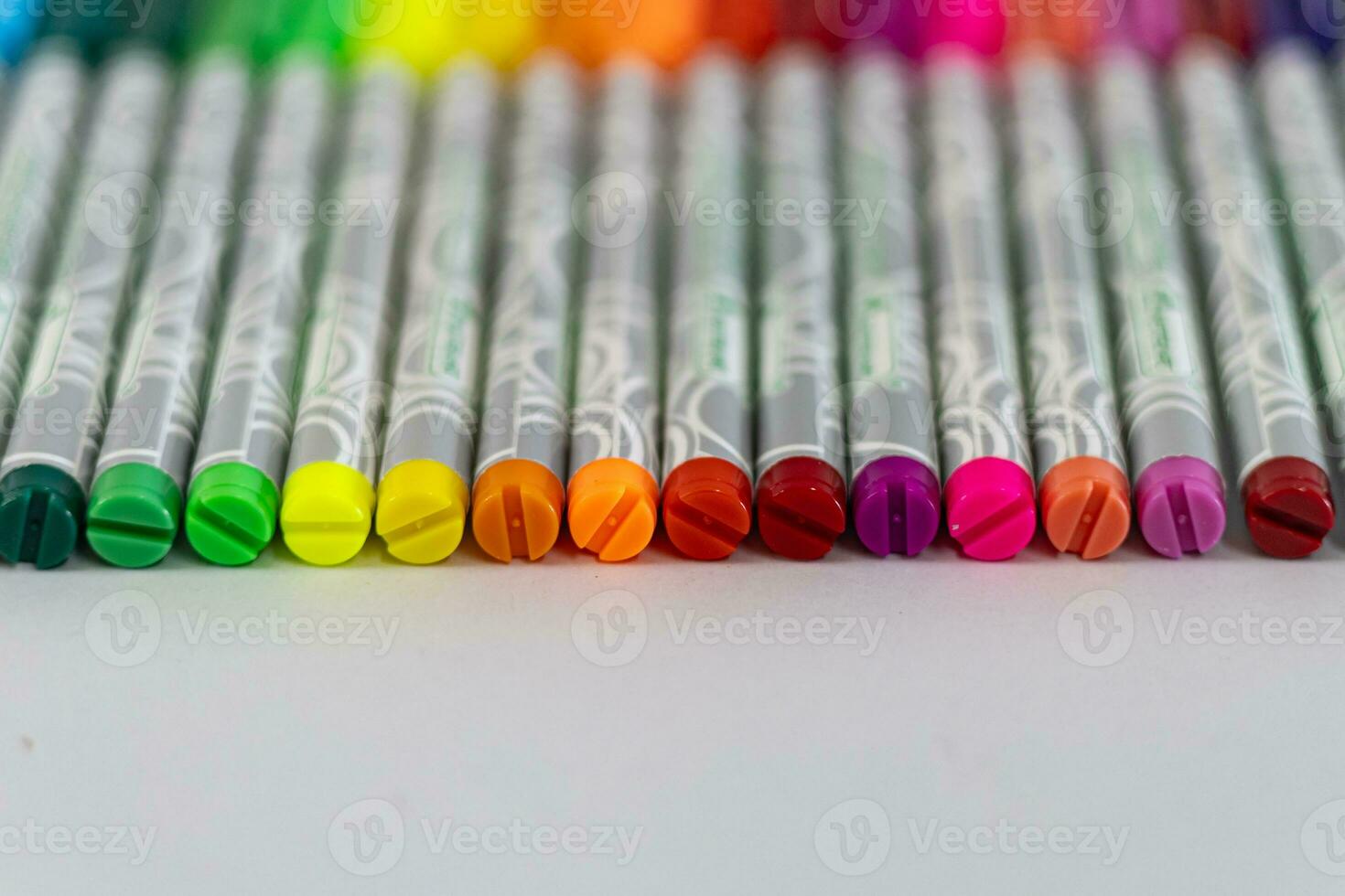 couleur, multicolore doublé en haut dans une rangée sur une blanc Contexte photo