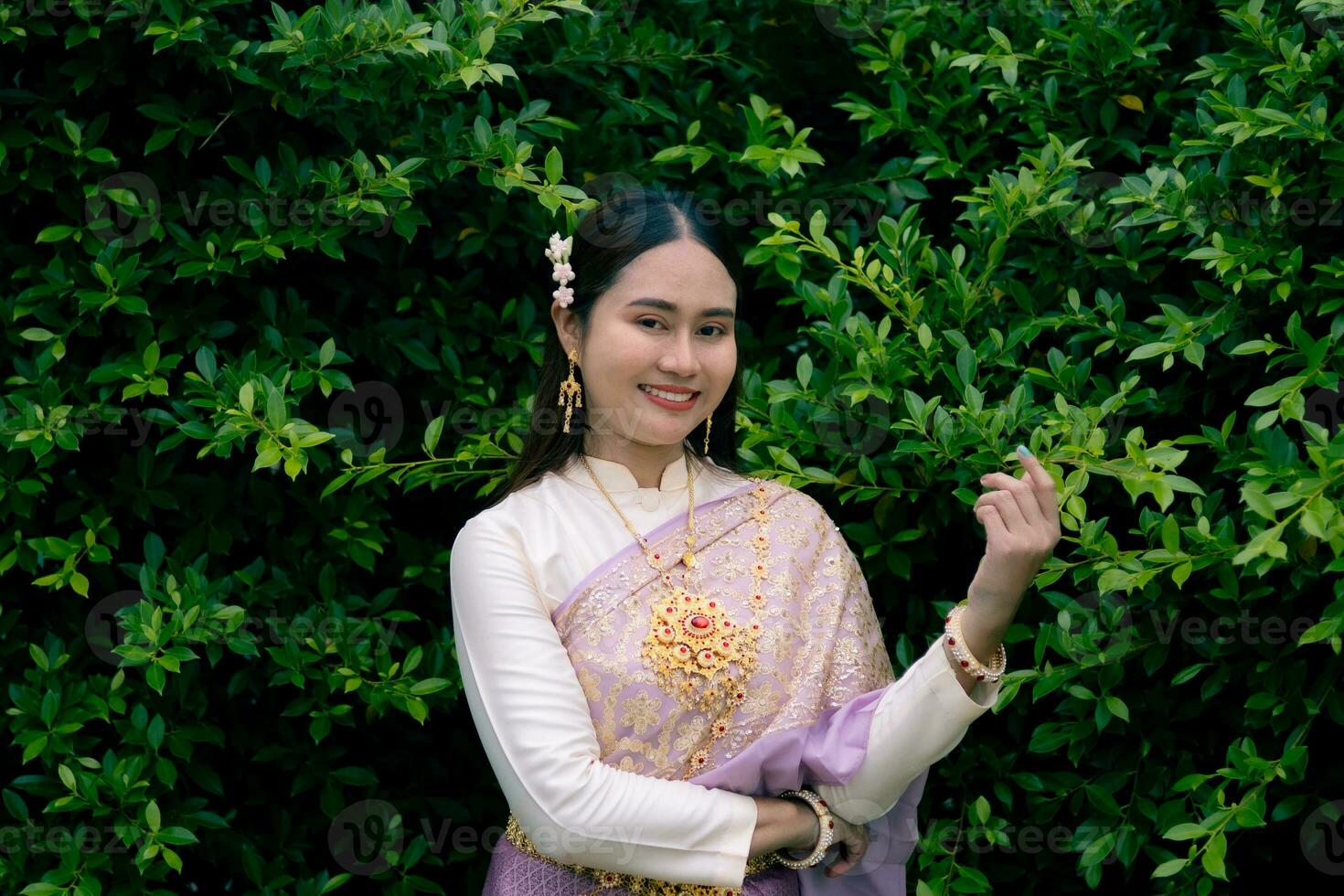 femme portant thaïlandais robe c'est une ordinaire robe dans Thaïlande. photo