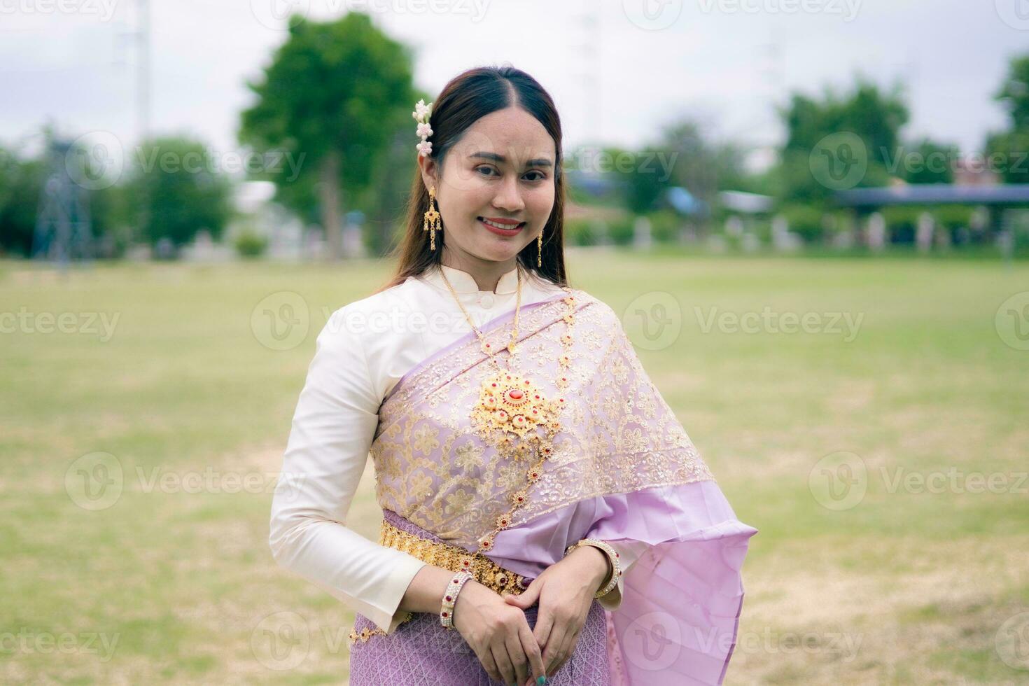 femme portant thaïlandais robe c'est une ordinaire robe dans Thaïlande. photo