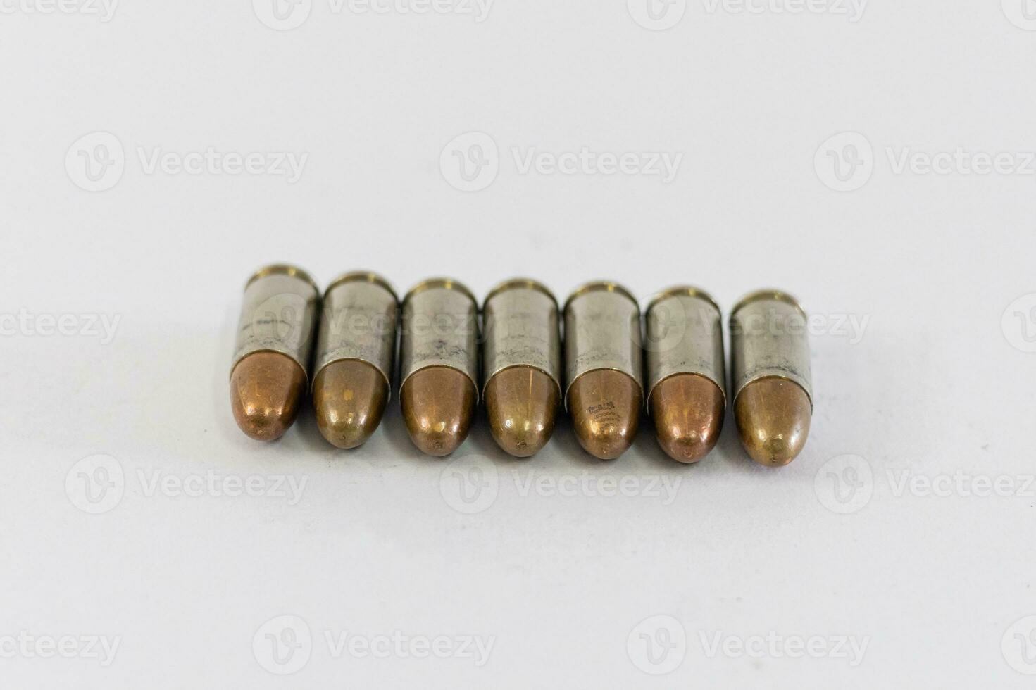 pile de d'or 9 mm pistolet balles sur une blanc Contexte photo