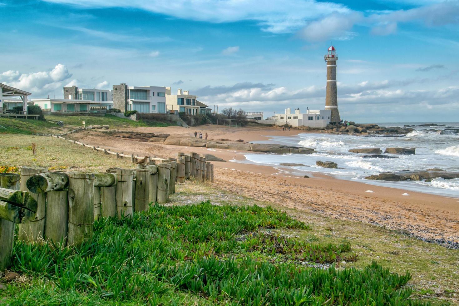 departamento de maldonado, uruguay, 2021 - personnes sur la plage près du phare photo