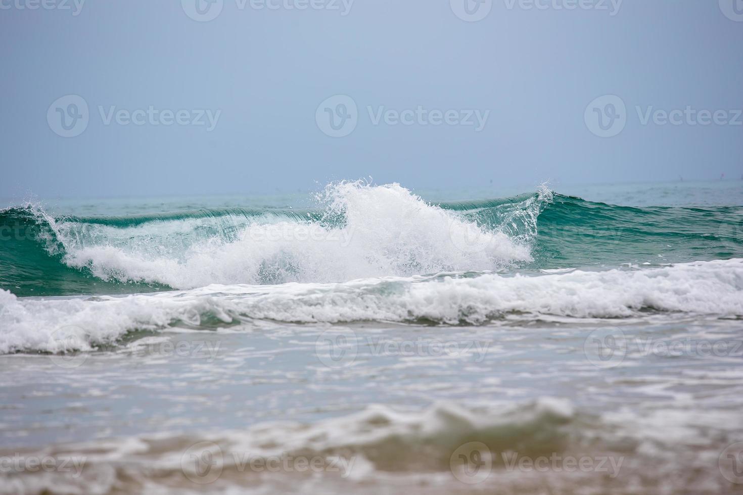 vague de mer bleue abstraite eau de mer bleue avec vague blanche pour le fond photo