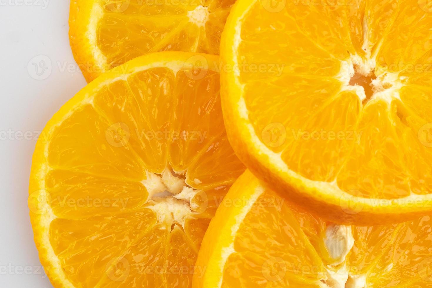 Tranches d'oranges fraîches isolées sur fond blanc photo