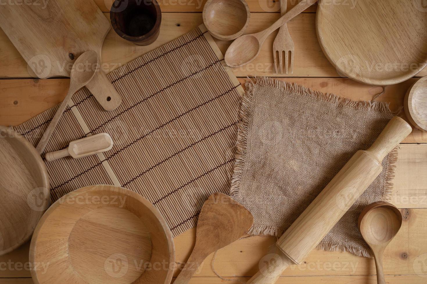 Ustensiles de cuisine en bois sur fond de bois motif naturel photo