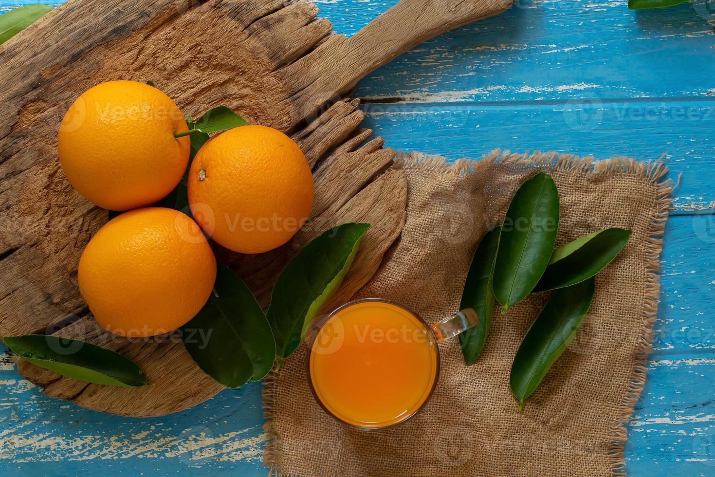 orange fraîche sur un fond de table en bois photo