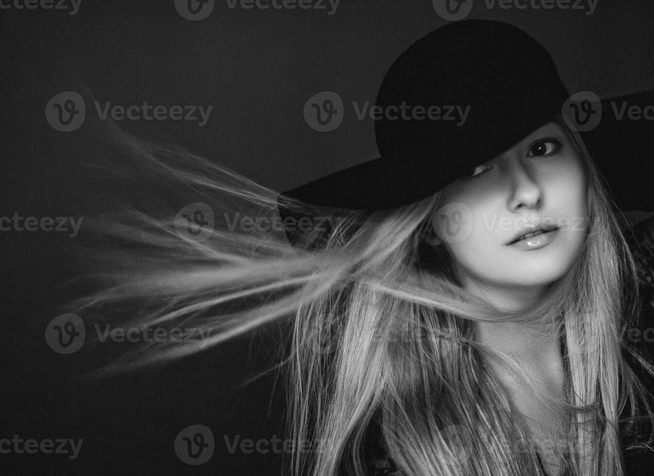 magnifique blond femme portant une chapeau, artistique film portrait dans noir et blanc pour mode campagne et beauté marque photo