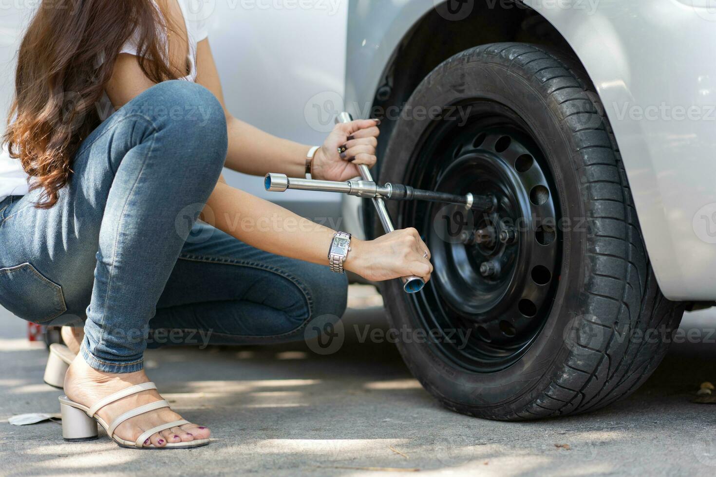 une femme asiatique intelligente et séduisante monte sa voiture et