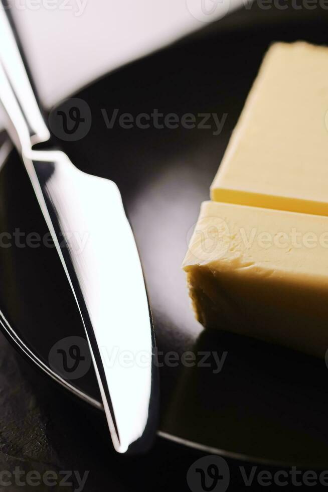 tranché biologique beurre bloquer et couteau, petit déjeuner nourriture photo