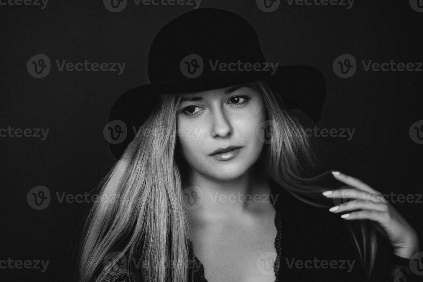 magnifique blond femme portant une chapeau, artistique film portrait dans noir et blanc pour mode campagne et beauté marque photo