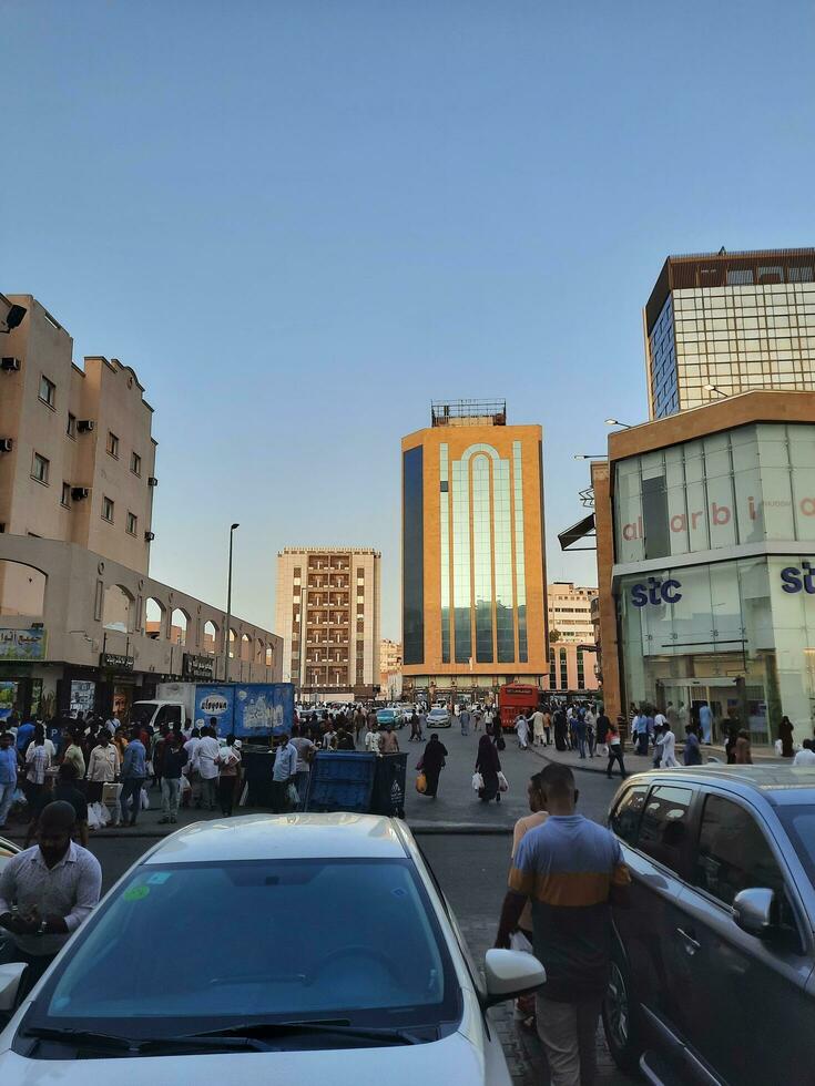 Djeddah, saoudien Saoudite, juin 2023 - là sont Véhicules et gens sur le principale route de balade, Djeddah, le principale commercial centre de saoudien Saoudite. photo