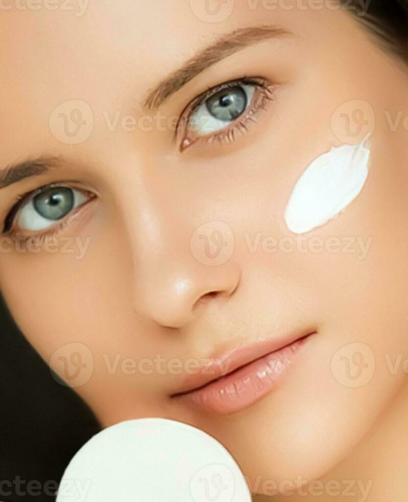 beauté, visage crème et soin de la peau produits de beauté modèle portrait, femme appliquant Crème hydratante, nettoyant ou maquillage dissolvant produit avec coton tampon, luxe faciale et peau se soucier routine photo