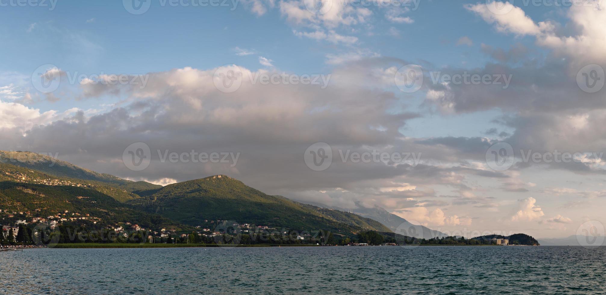 lac d'ohrid en été. République de Macédoine du Sud. photo