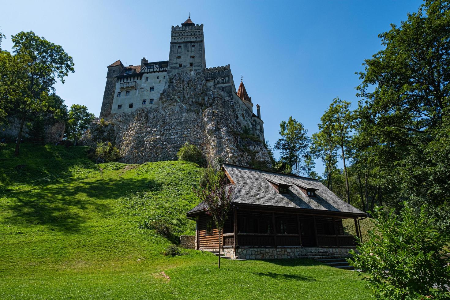 paysage avec de vieux bâtiments en roumanie photo