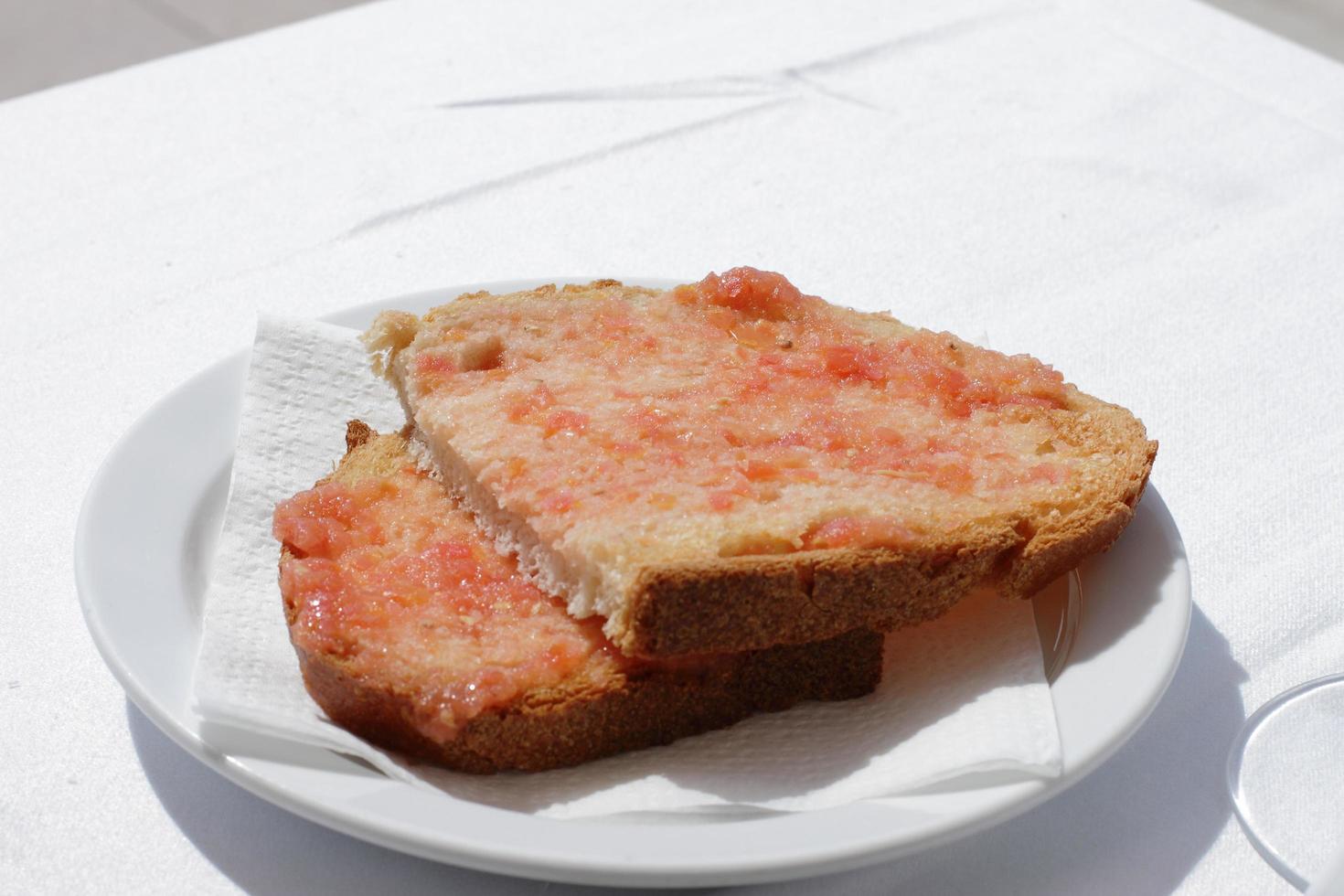 pain traditionnel à la tomate, collation en espagne photo