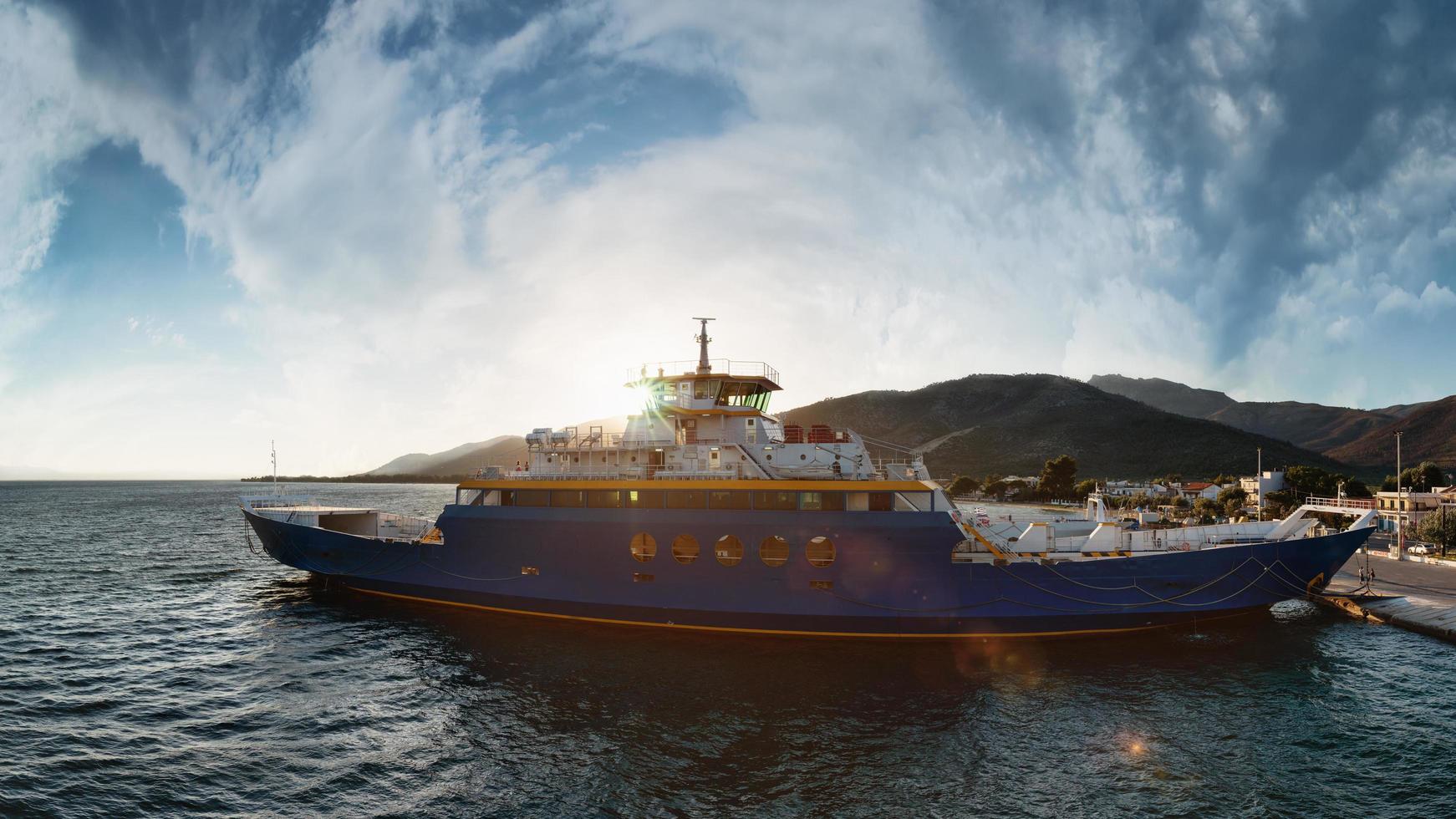 thasos, grèce, 2021 - chargement de ferry par une jetée du port photo