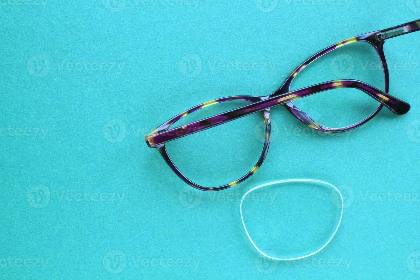 accessoires ophtalmiques lunettes et lentilles avec un tableau de test  oculaire pour la correction de la vision sur fond bleu 13725639 Photo de  stock chez Vecteezy