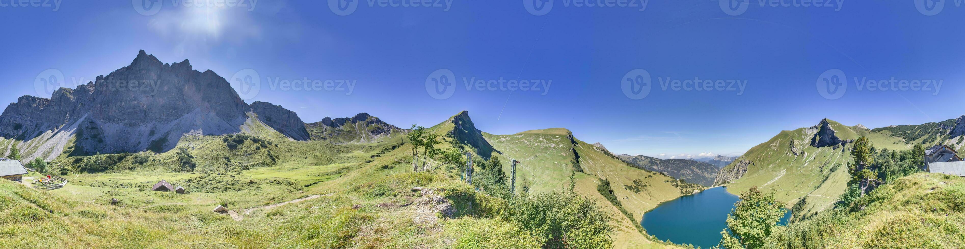 panoramique vue plus de le montagnes sur le Trois des lacs route dans le tannheimer valléei n été photo