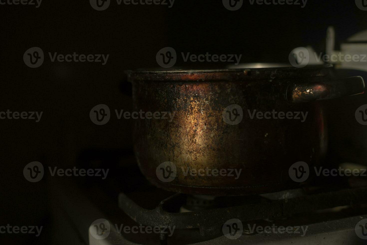 vieux pot dans Matin dans cuisine. rouillé poêle. cuisine détails. photo