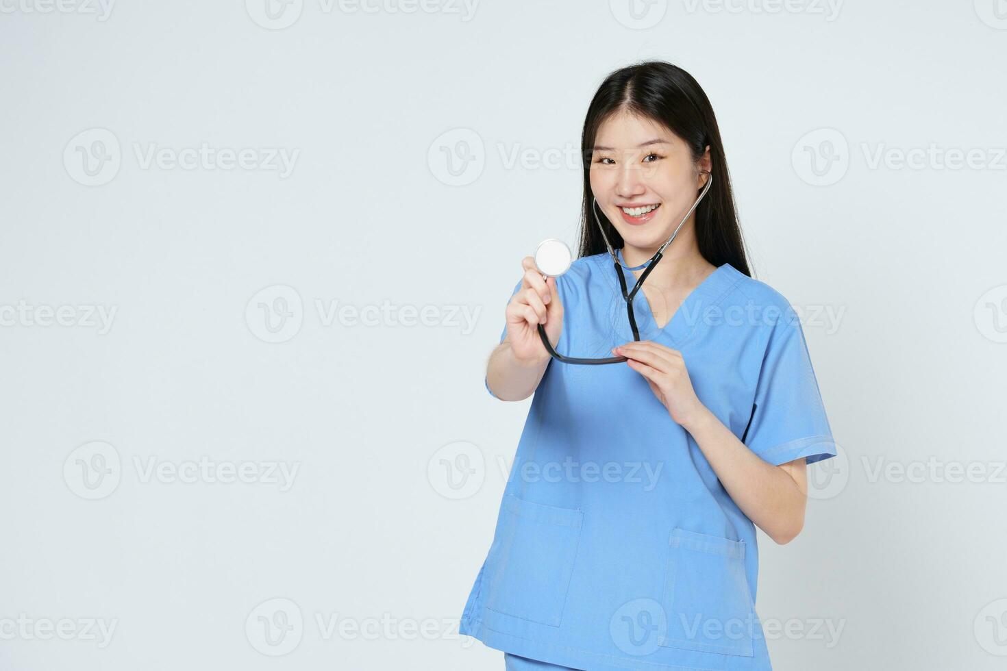 Jeune médecin femme portant une stéthoscope isolé sur blanc Contexte. photo