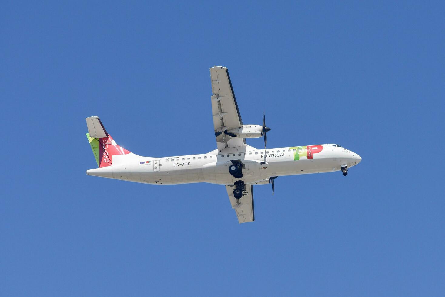 Portugais entreprise robinet avec avion atr 72-600 approchant à terre à Lisbonne international aéroport contre bleu ciel photo