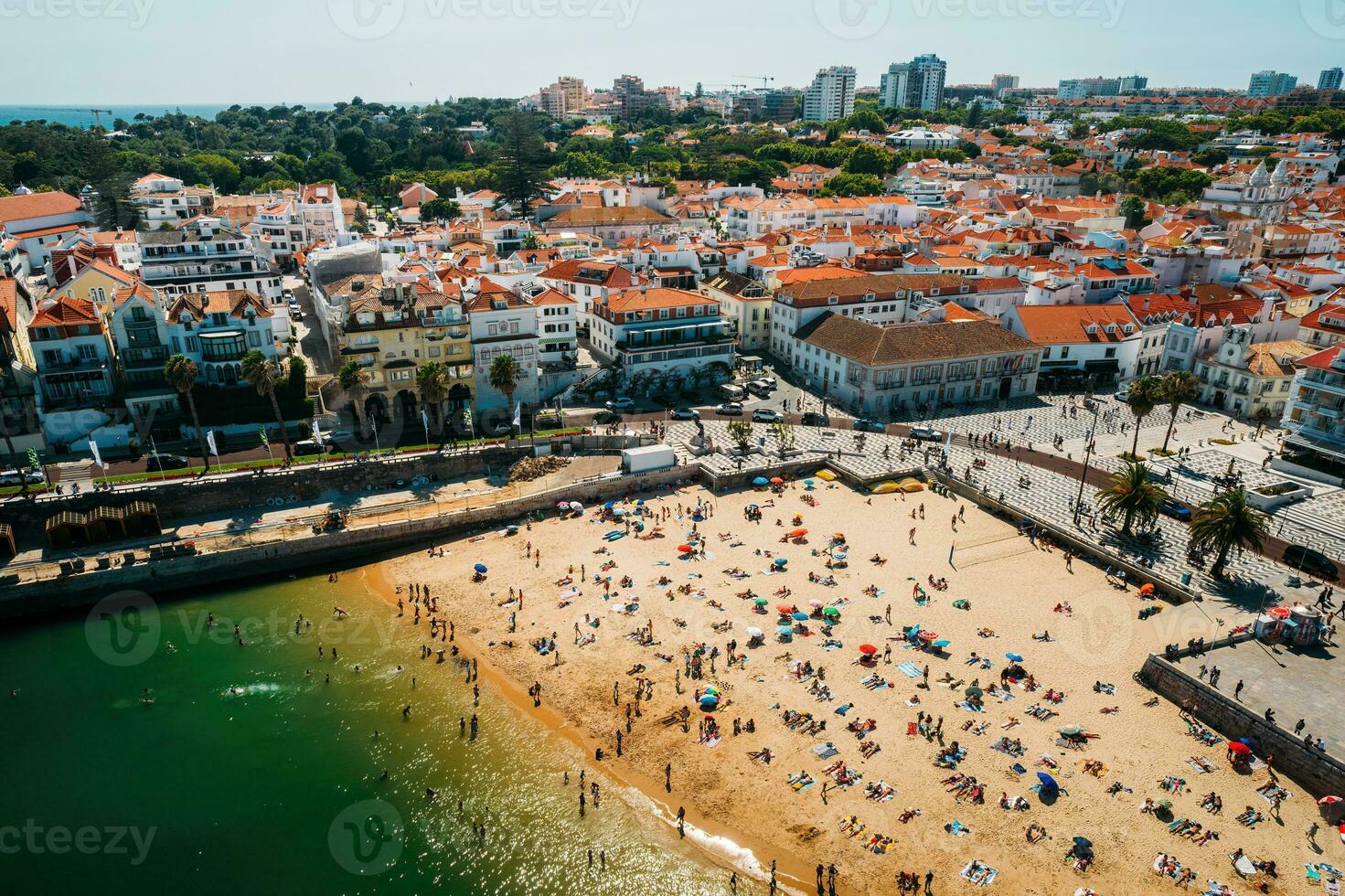 drone vue de Ribeira plage et historique centre dans cascais, le Portugal sur une été journée avec beaucoup gens sur le plage photo