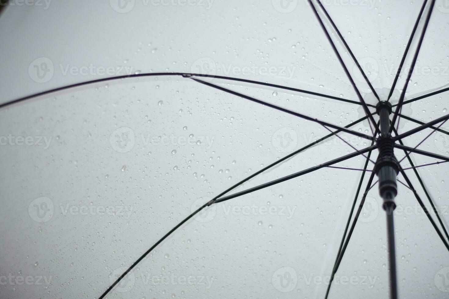 pluie laissez tomber sur parapluie. pluvieux saison concept. photo