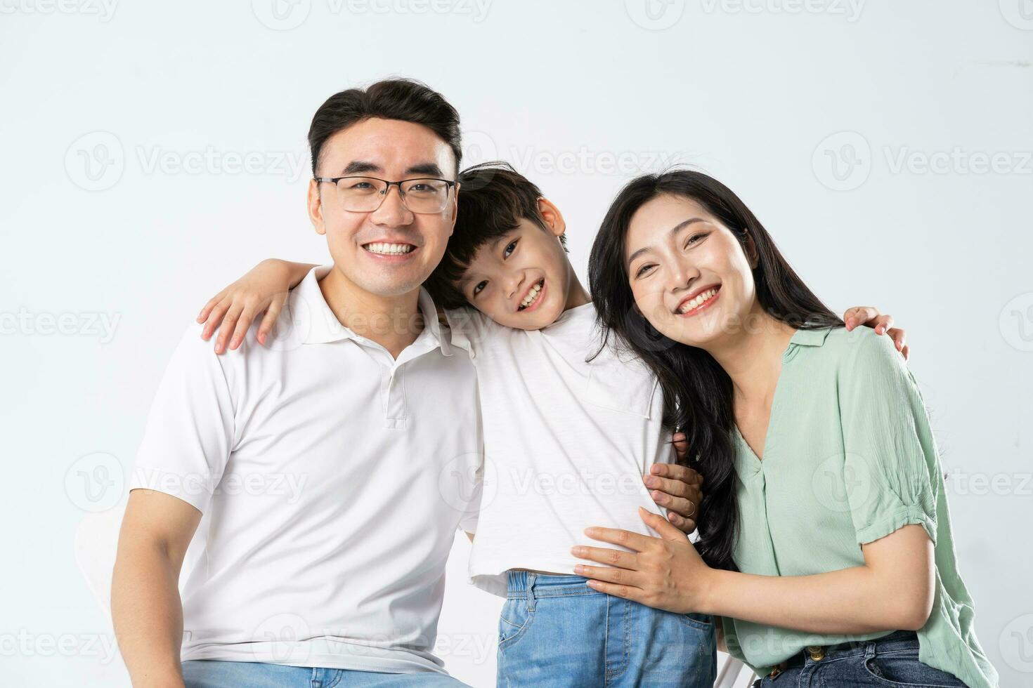 une famille sur une blanc Contexte photo