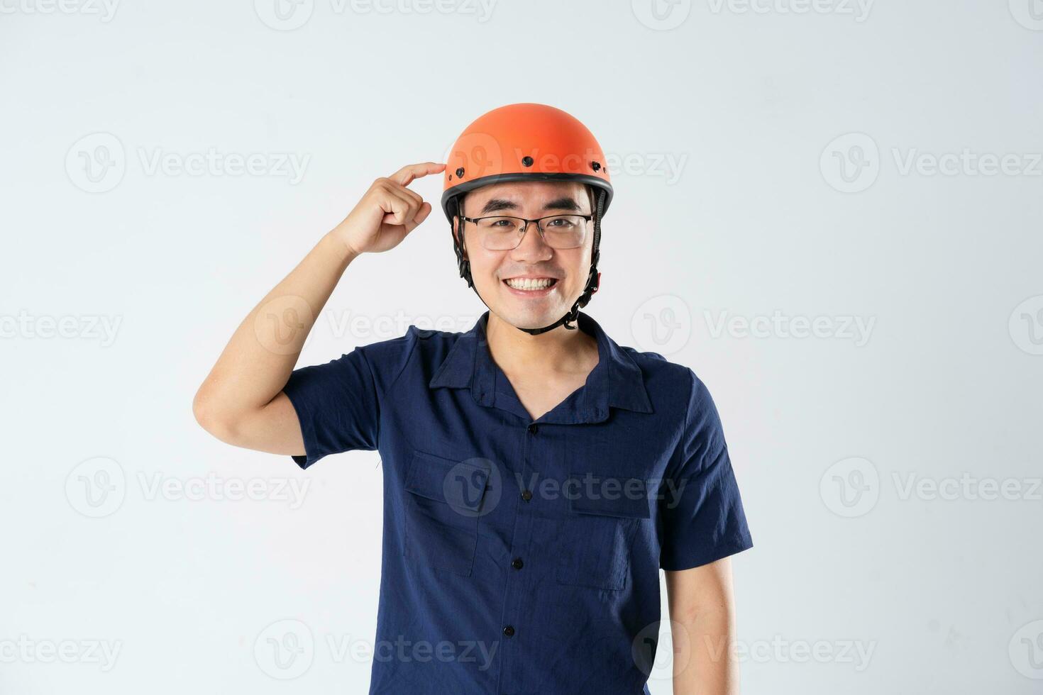 homme portant Orange casque sur blanc Contexte photo