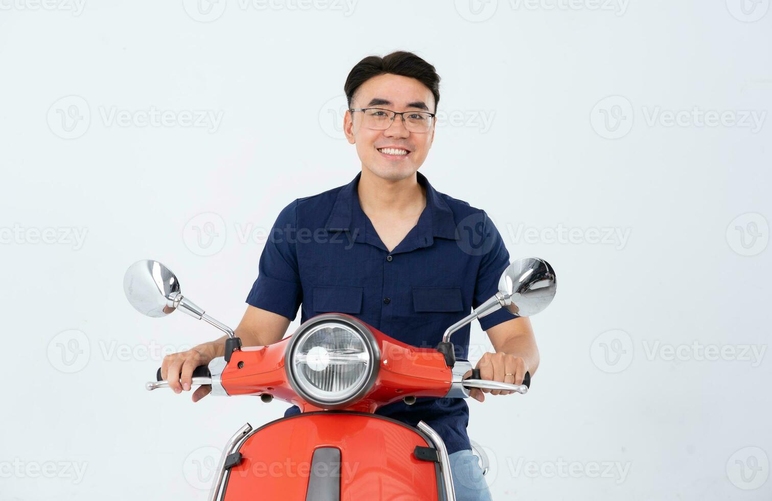 une homme portant une casque et conduite une moto photo