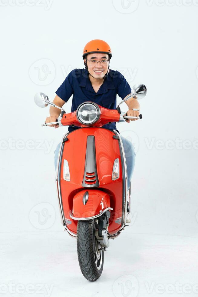 plein corps photo de une homme portant une coiffeur et conduite une moto