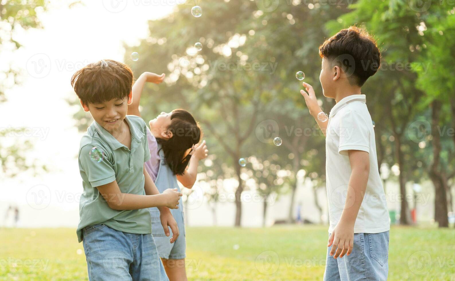 groupe image de mignonne asiatique les enfants en jouant dans le parc photo