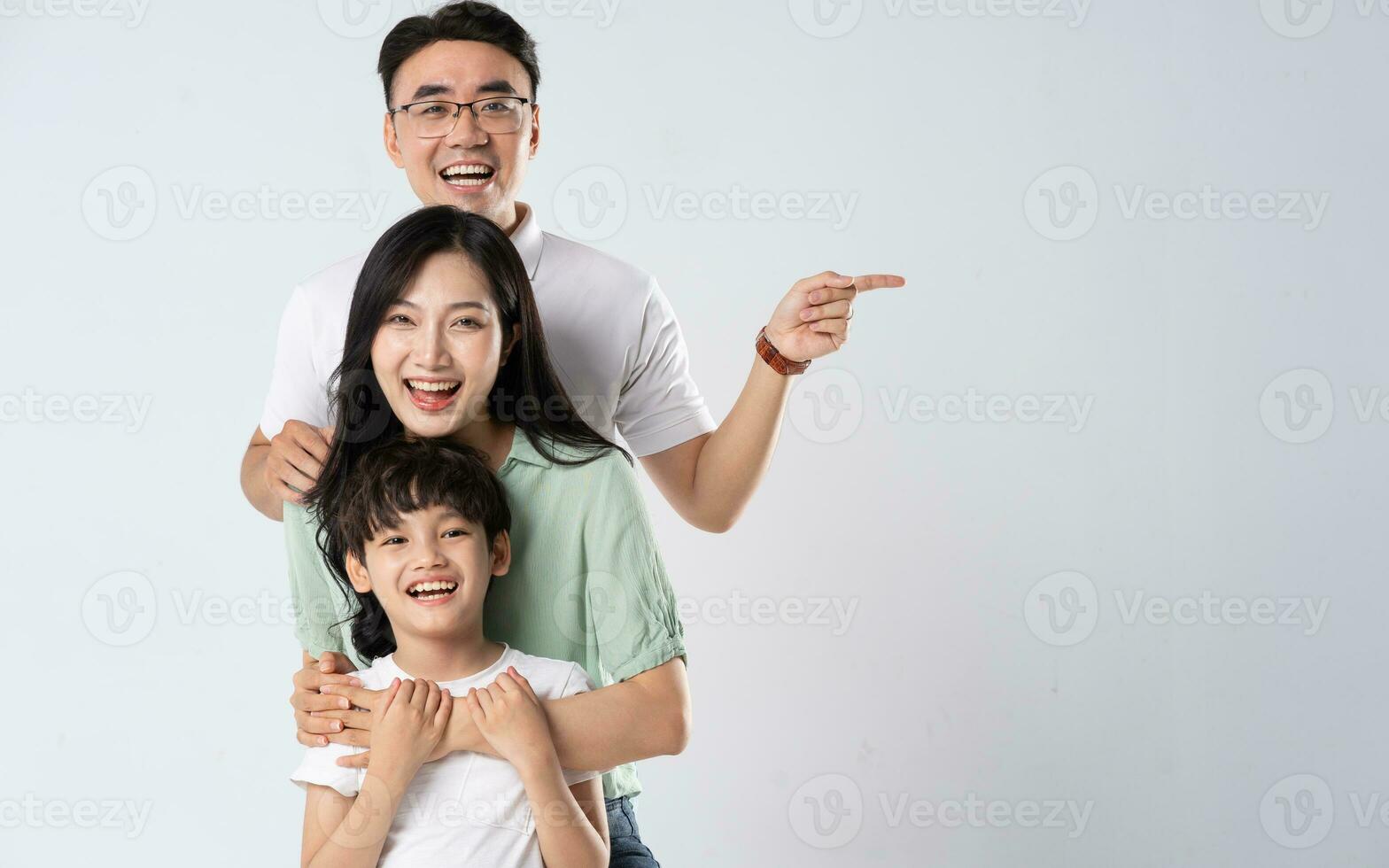 une famille sur une blanc Contexte photo