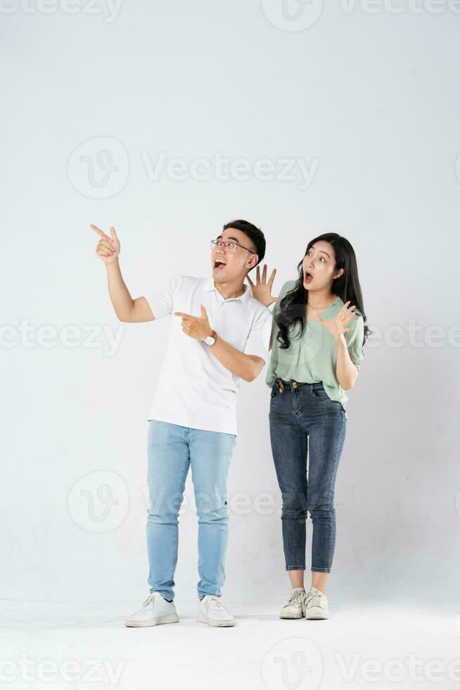 une couple posant sur une blanc Contexte photo