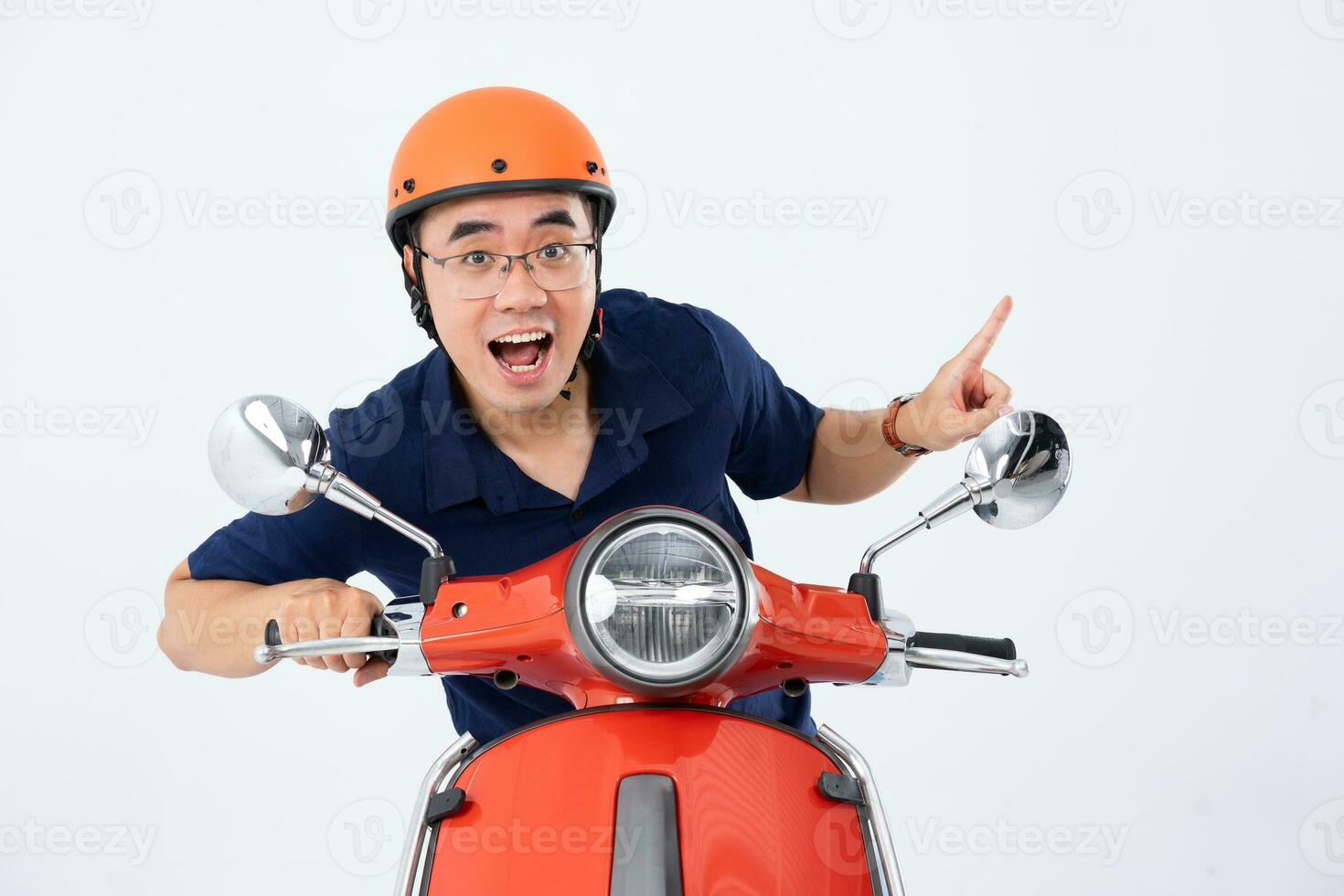 une homme portant une casque et conduite une moto photo