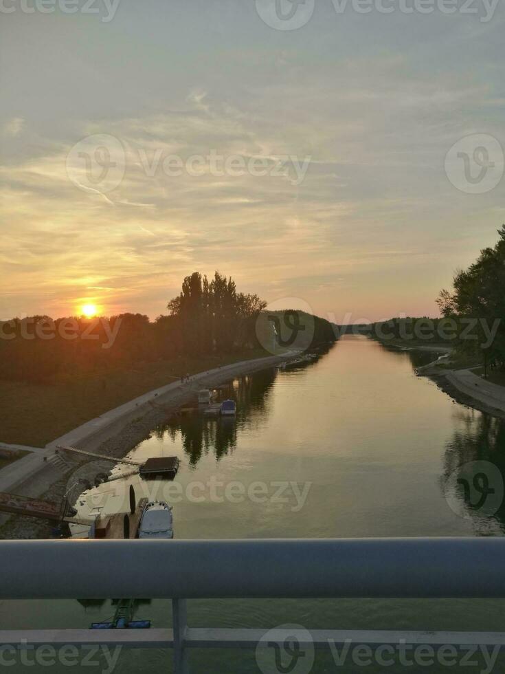 le coucher du soleil dans gyor photographié de le pont photo