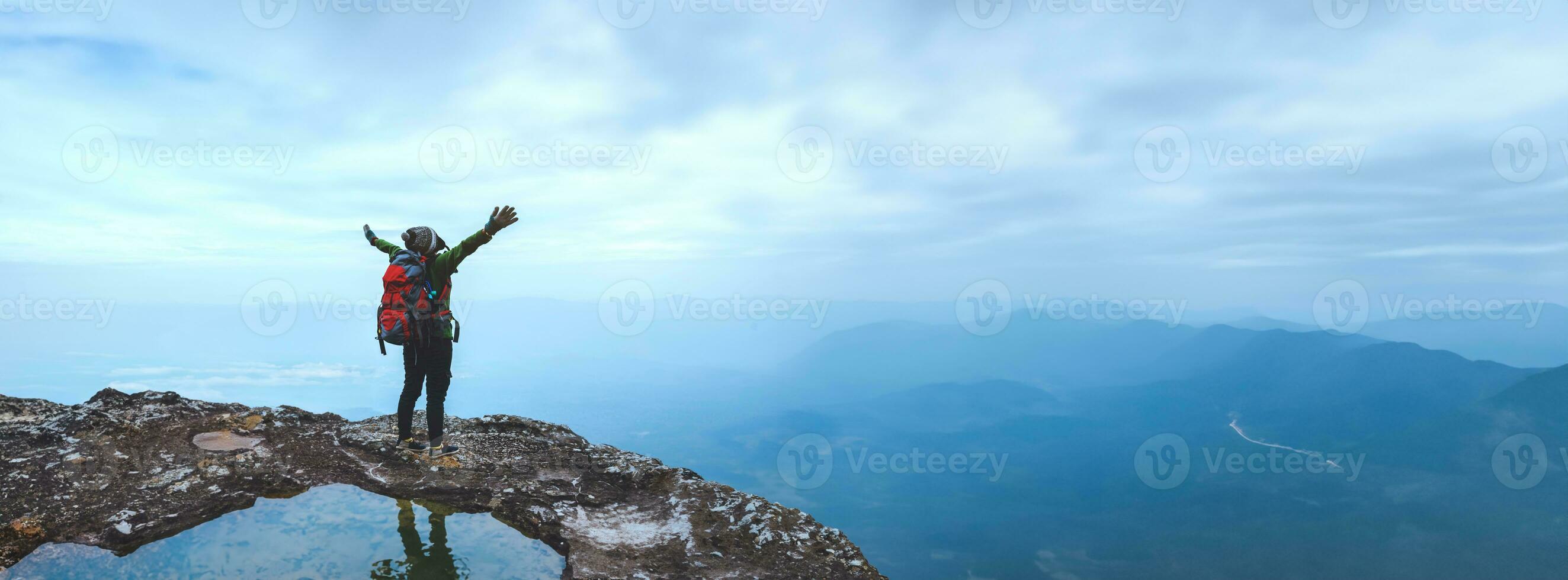 les femmes asiatiques voyagent photographie nature. voyage détendez-vous faire du vélo en pleine nature. debout sur une falaise rocheuse. Thaïlande photo