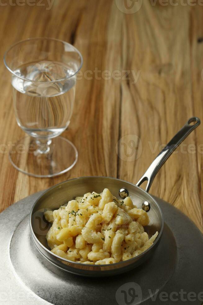 américain Mac et fromage, macaroni Pâtes dans ringard sauce. photo