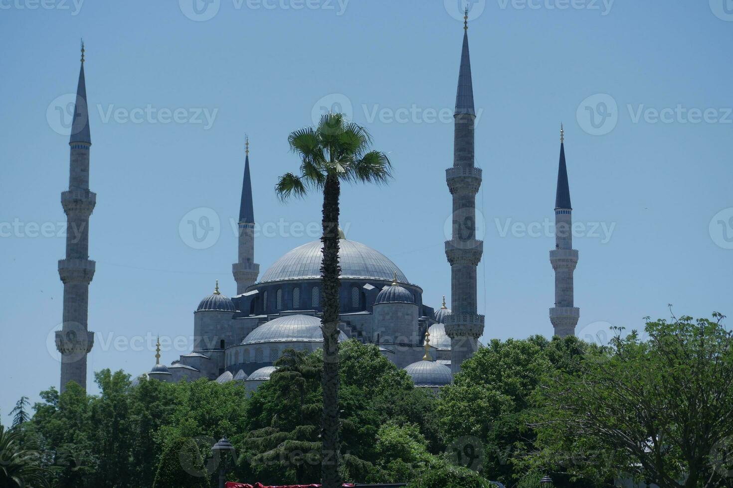 bleu mosquée dans Istanbul contre bleu ciel . photo